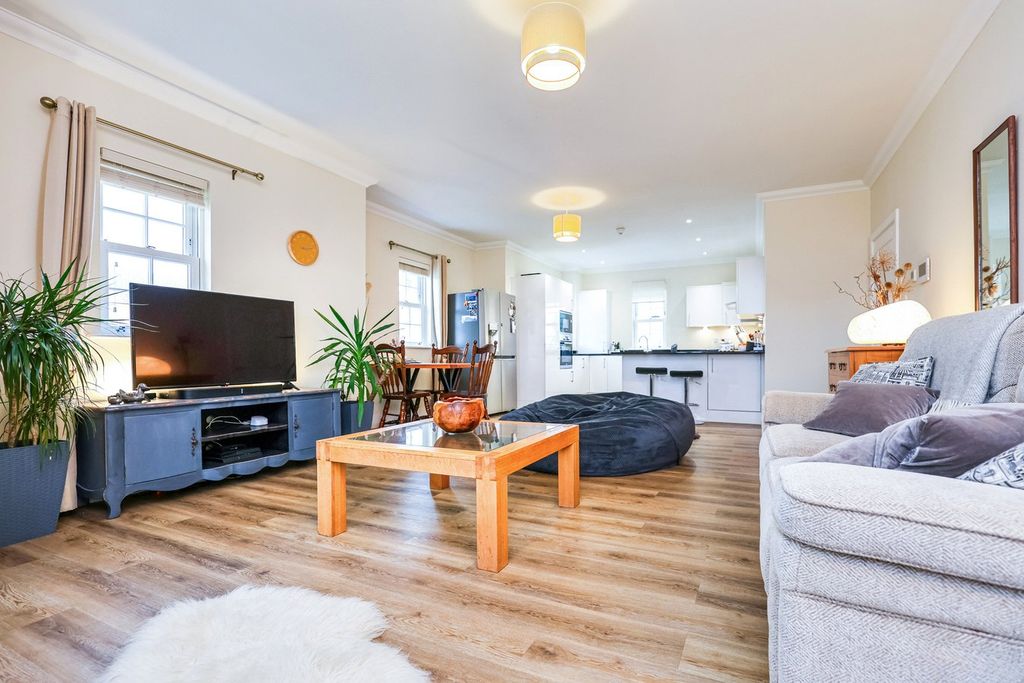 Property photo 3 of 20 Lounge Area