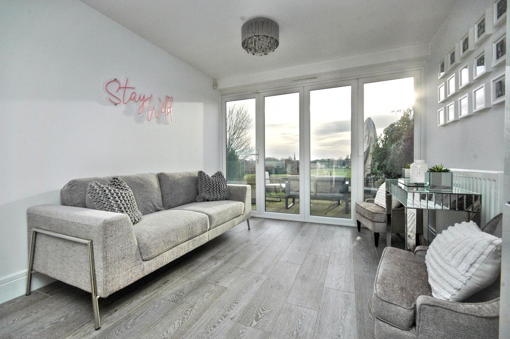 Property photo 2 of 21 Sitting Area