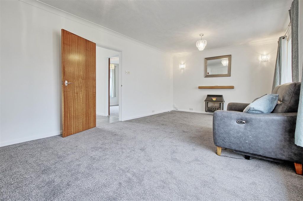 Property photo 3 of 16 Dining 2.Jpg