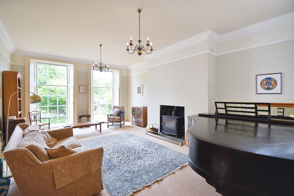 Property photo 3 of 32 38 Westgate (3)