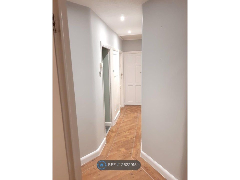 Property photo 3 of 5 Corridor