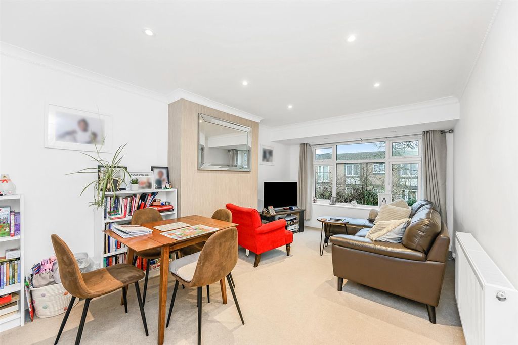 Property photo 2 of 22 Chase Gardens