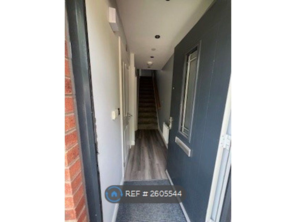 Property photo 2 of 14 Hallway