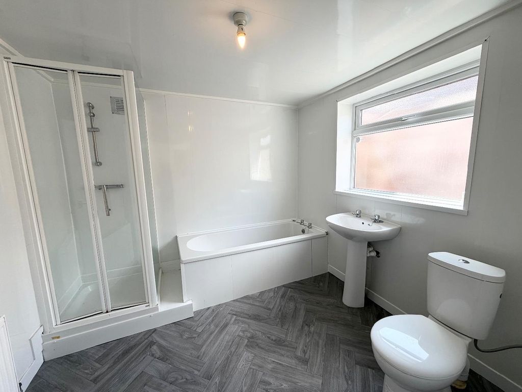Property photo 2 of 10 Bathroom