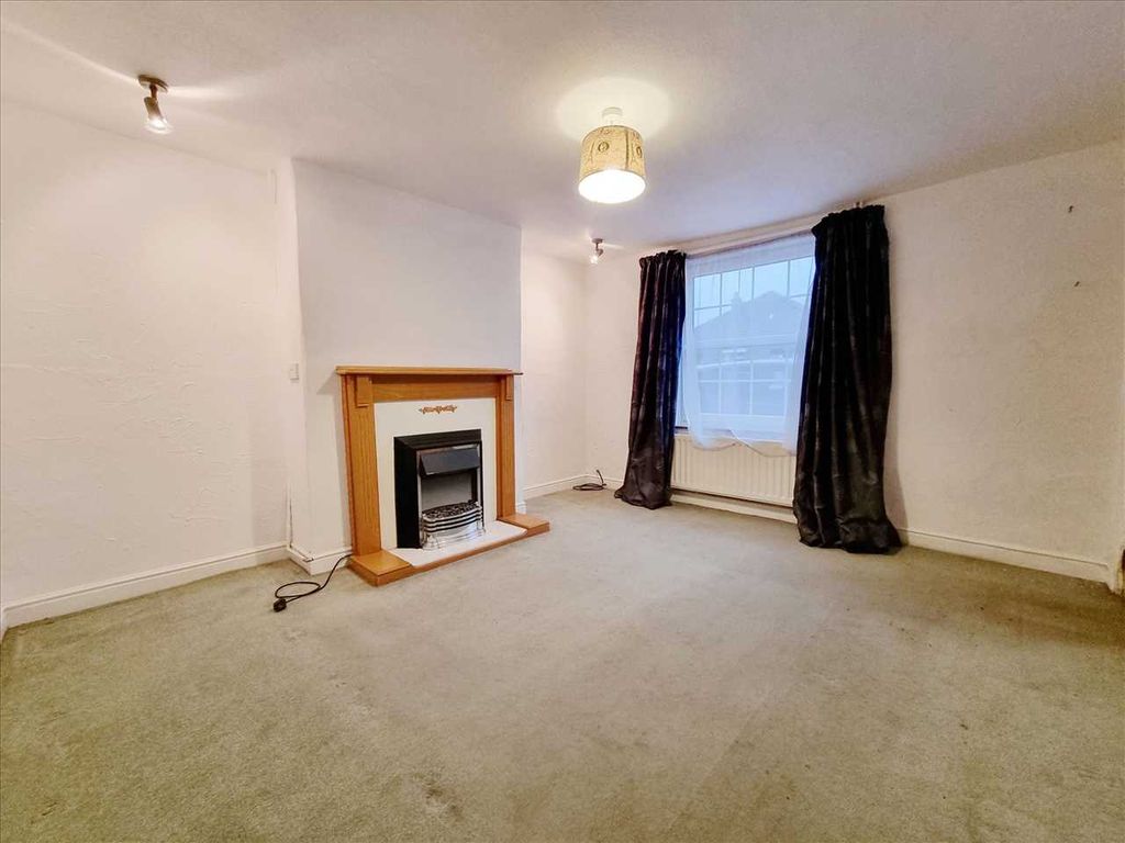 Property photo 2 of 7 Lounge: