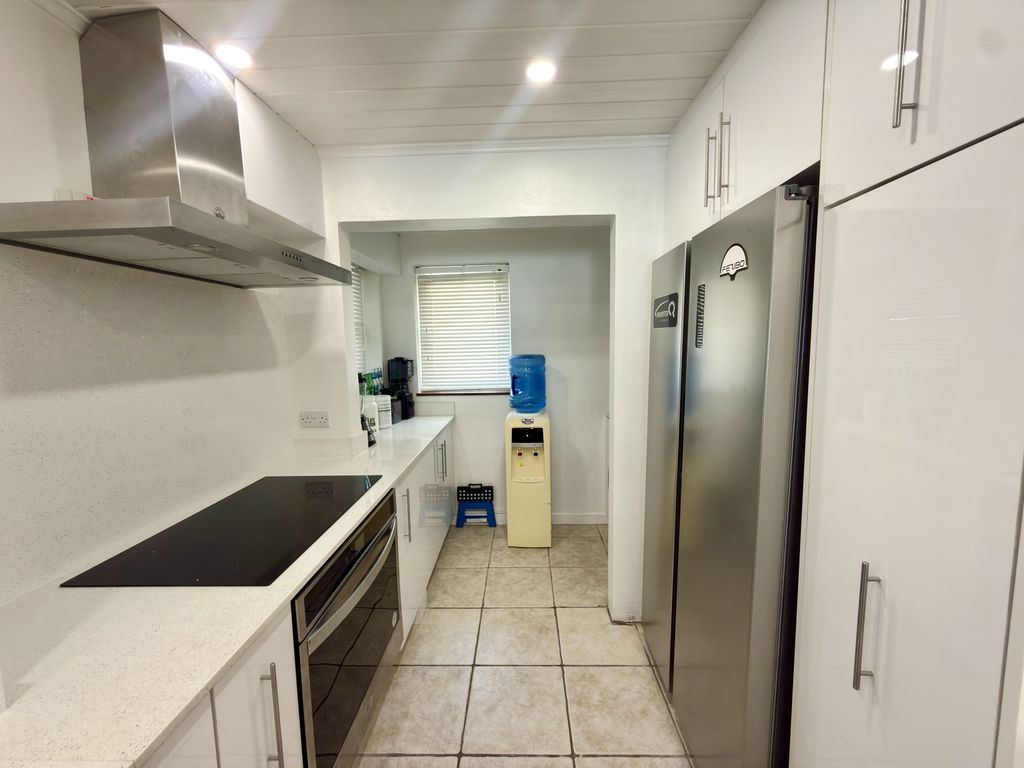 Property photo 2 of 25