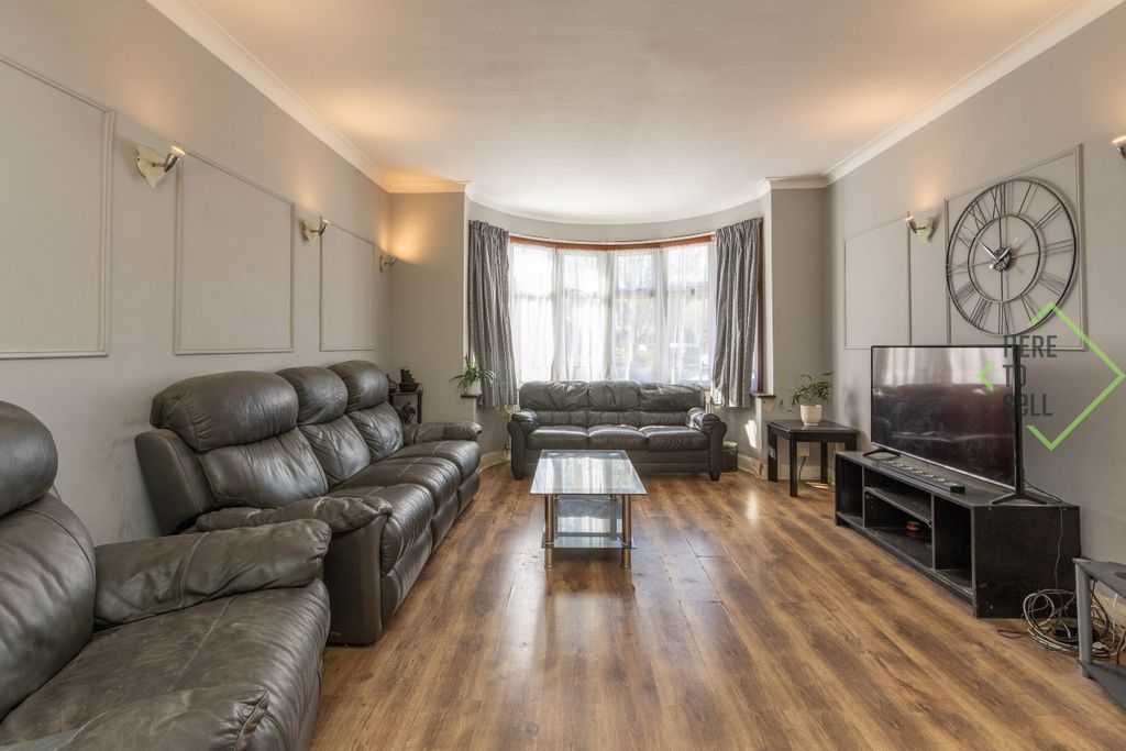 Property photo 2 of 14 Longland Drive, N20