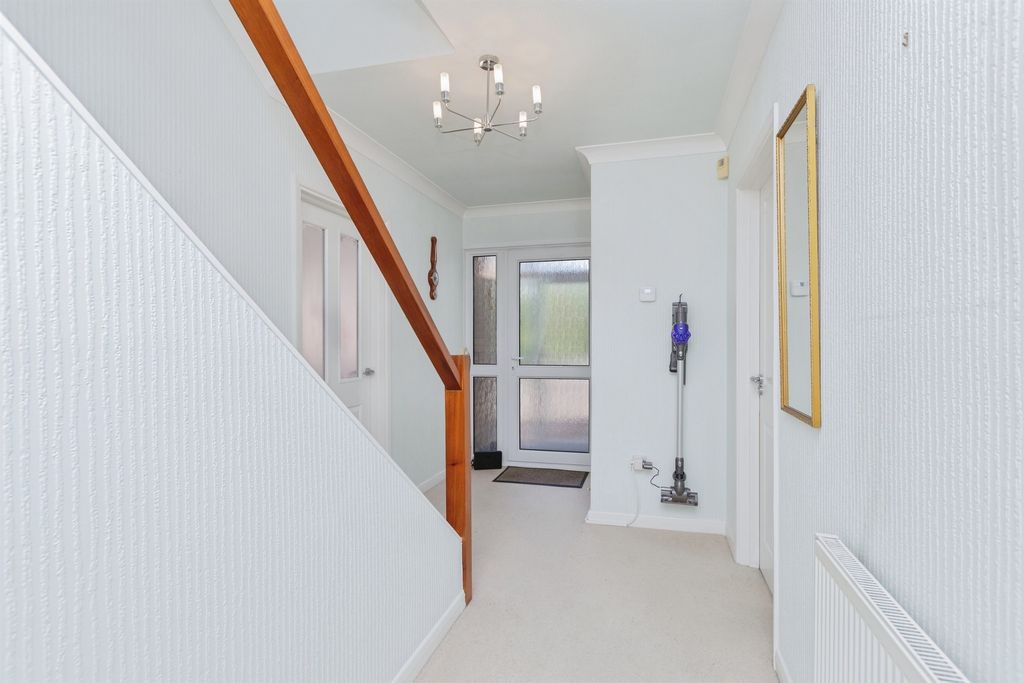 Property photo 2 of 18 Hallway