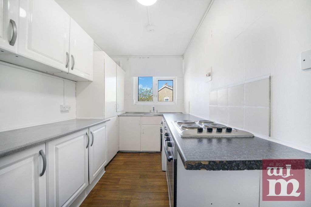 Property photo 3 of 12 Kitchen