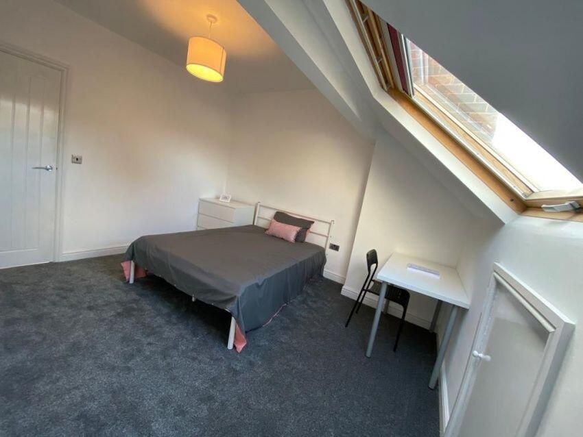 Property photo 2 of 15 A Bright And Spacious Attic Master Bedroom Featuri...