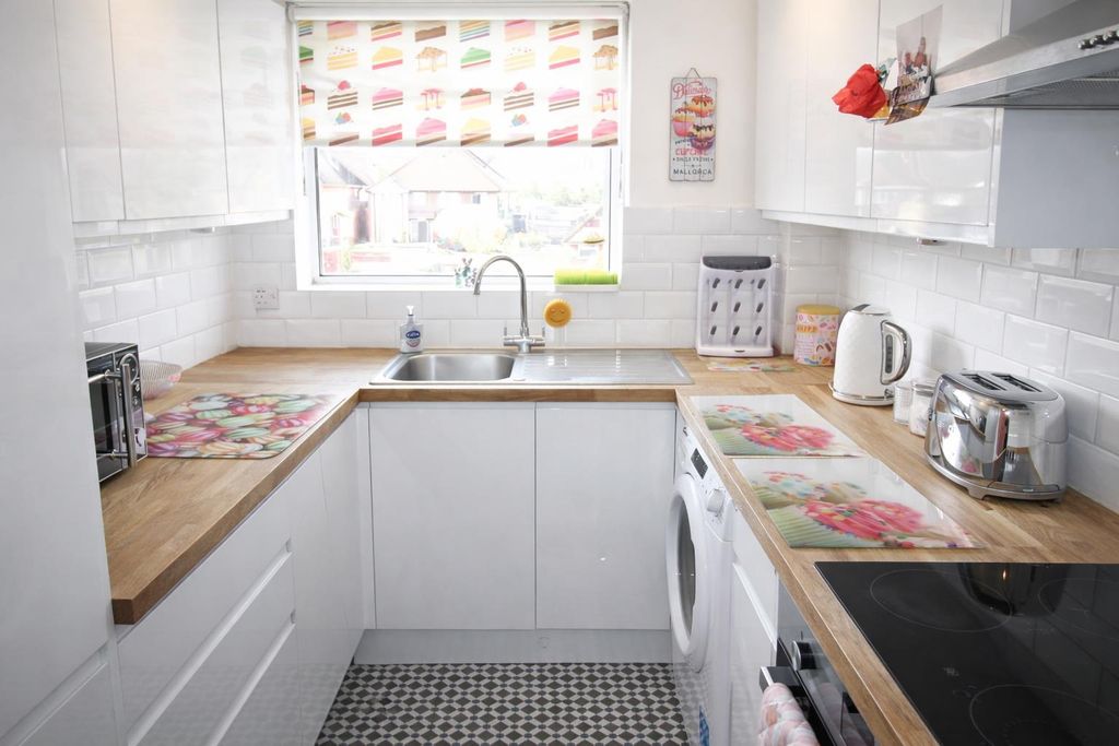 Property photo 3 of 9 Kitchen