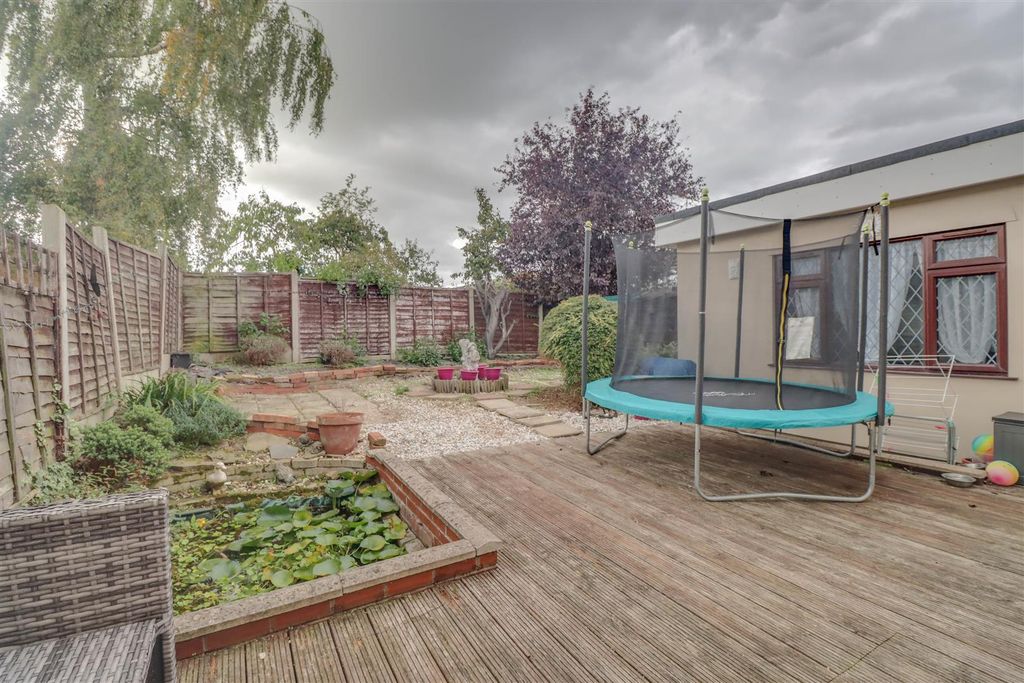 Property photo 2 of 17 111 Alderney Gardens Wickford-4.Jpg