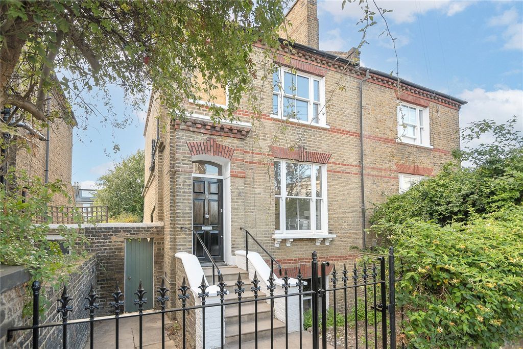Property photo 1 of 12 Redgrave Raod