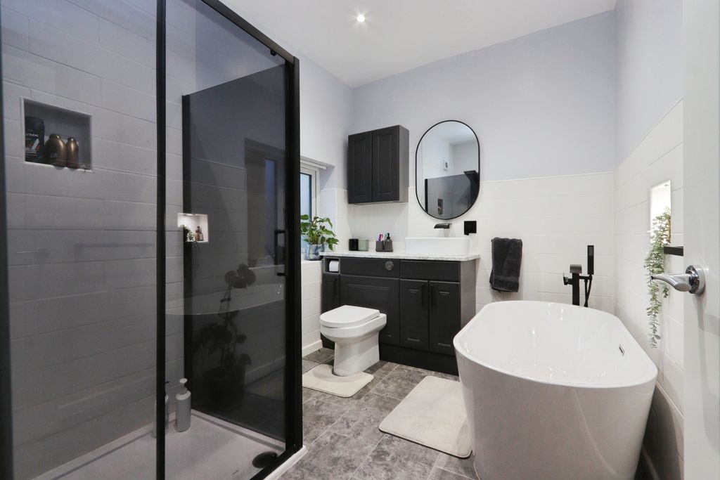 Property photo 3 of 20 Family Bathroom