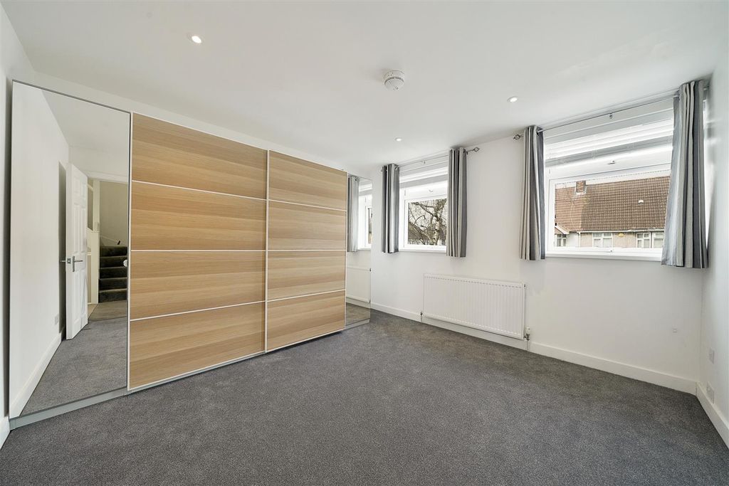 Property photo 3 of 17 First Floor, 3 Tring Avenue - c8Ijp2c6Ojgq8Crsgbtp