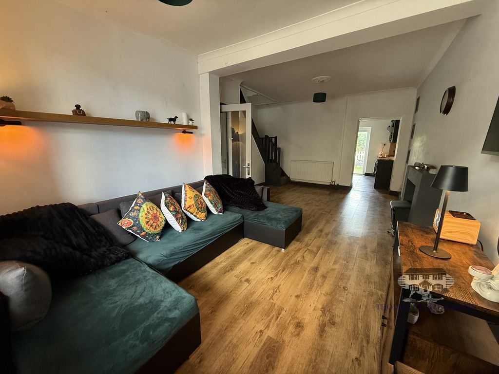 Property photo 3 of 19 Lounge