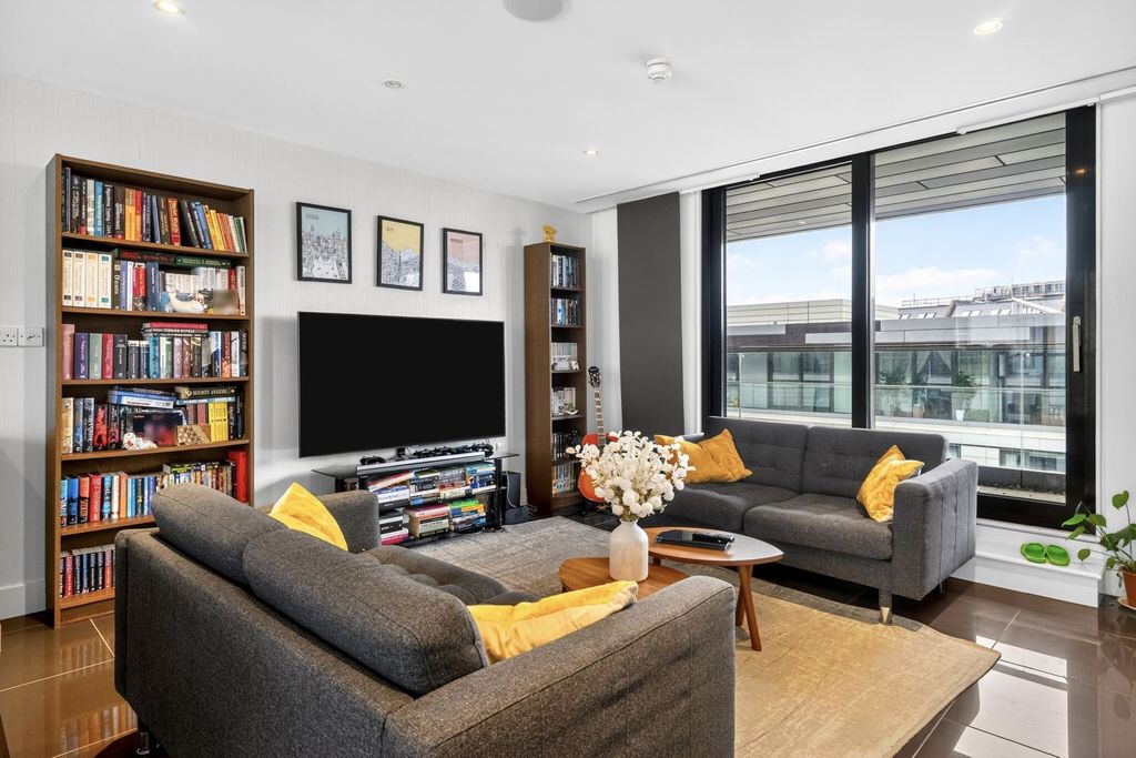 Property photo 1 of 14 Lounge