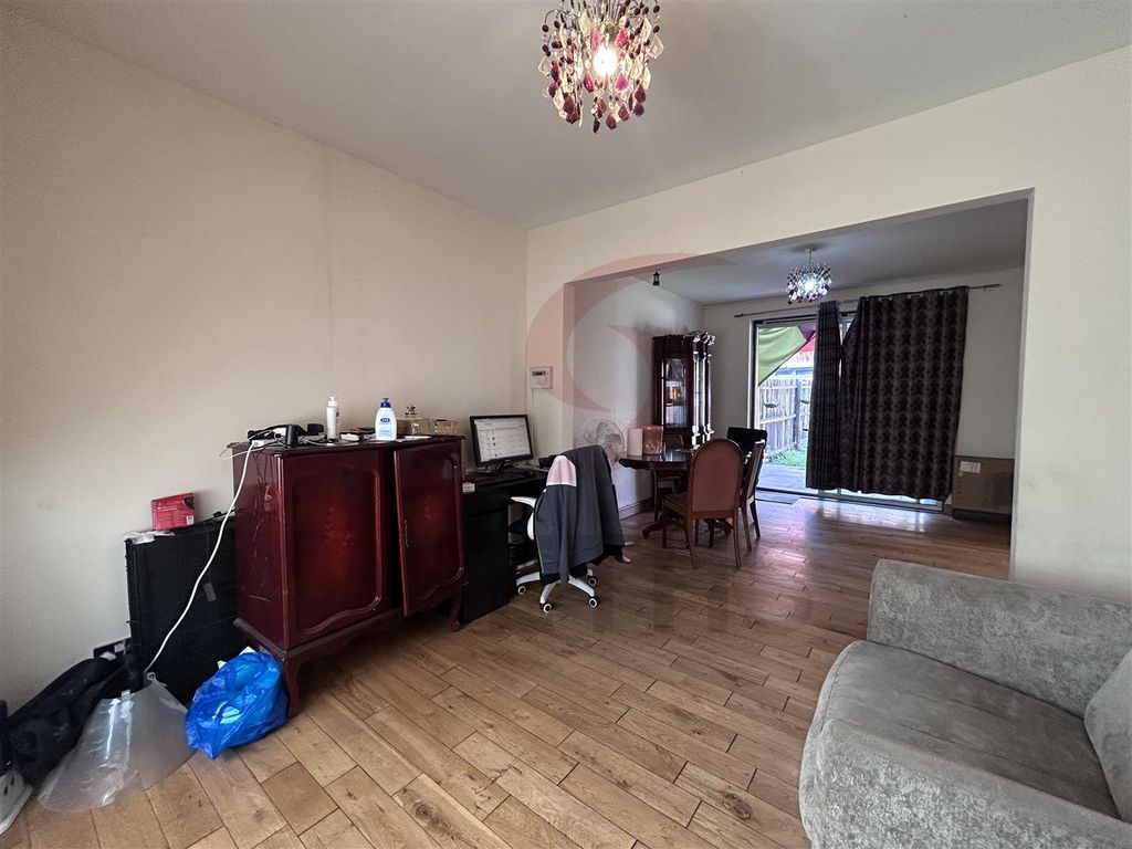 Property photo 3 of 21 Lounge