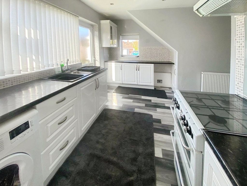 Property photo 3 of 18 Kitchen