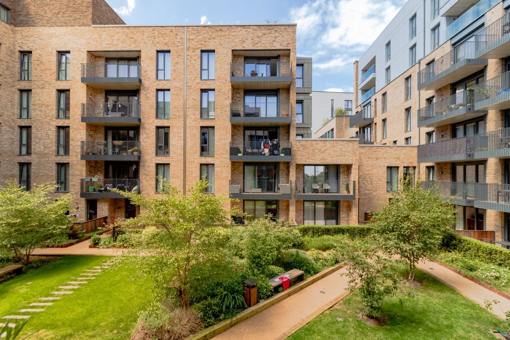 2 bed flat for saleFairfield Avenue, Staines-Upon-Thames, Surrey TW18