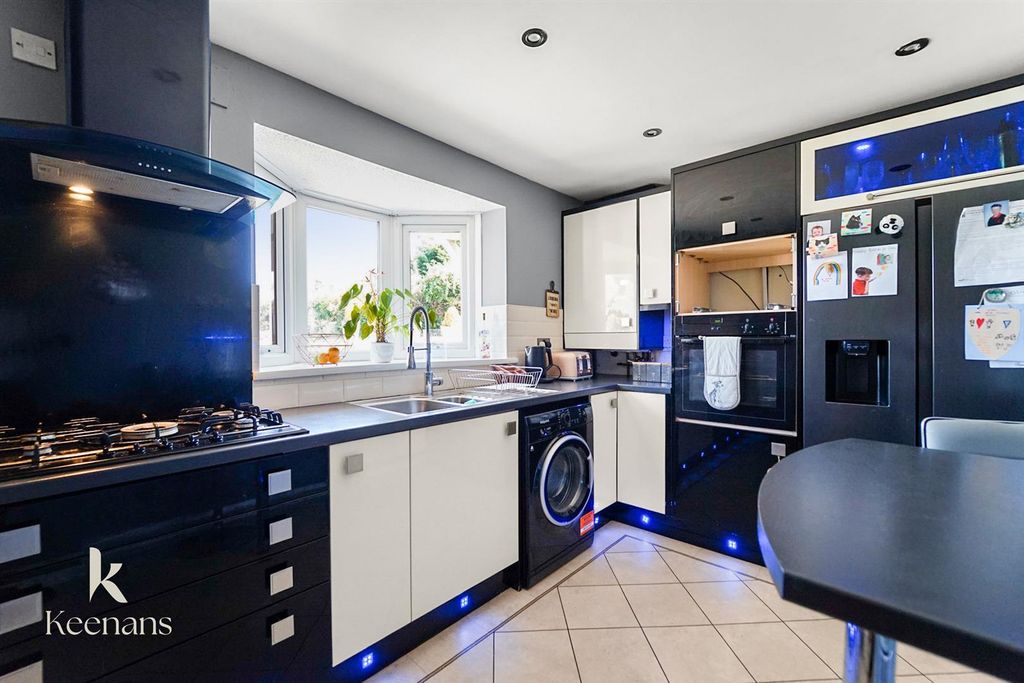 Property photo 2 of 33 Tarn Ave-25.Jpg
