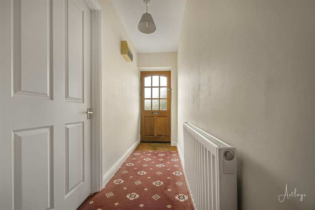 Property photo 3 of 18 Hallway
