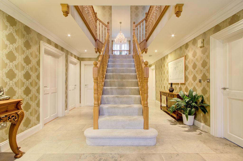 Property photo 3 of 55 Entrance Hall