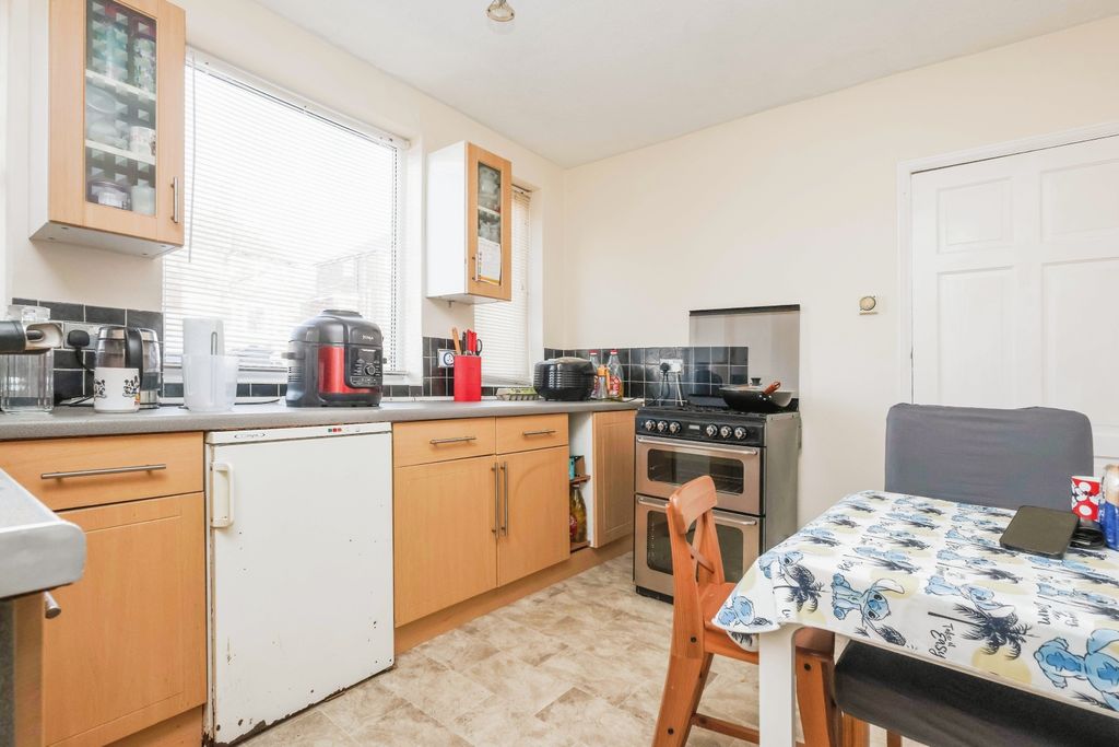 Property photo 3 of 17 Kitchen