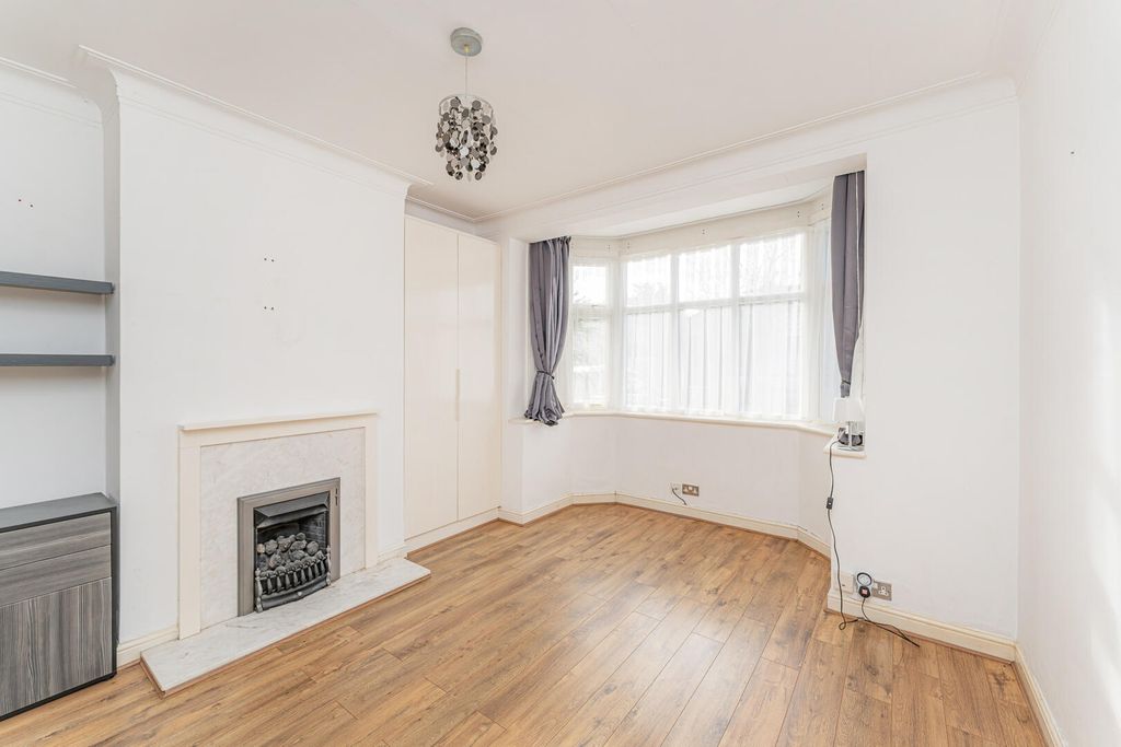 Property photo 3 of 31 Living Room