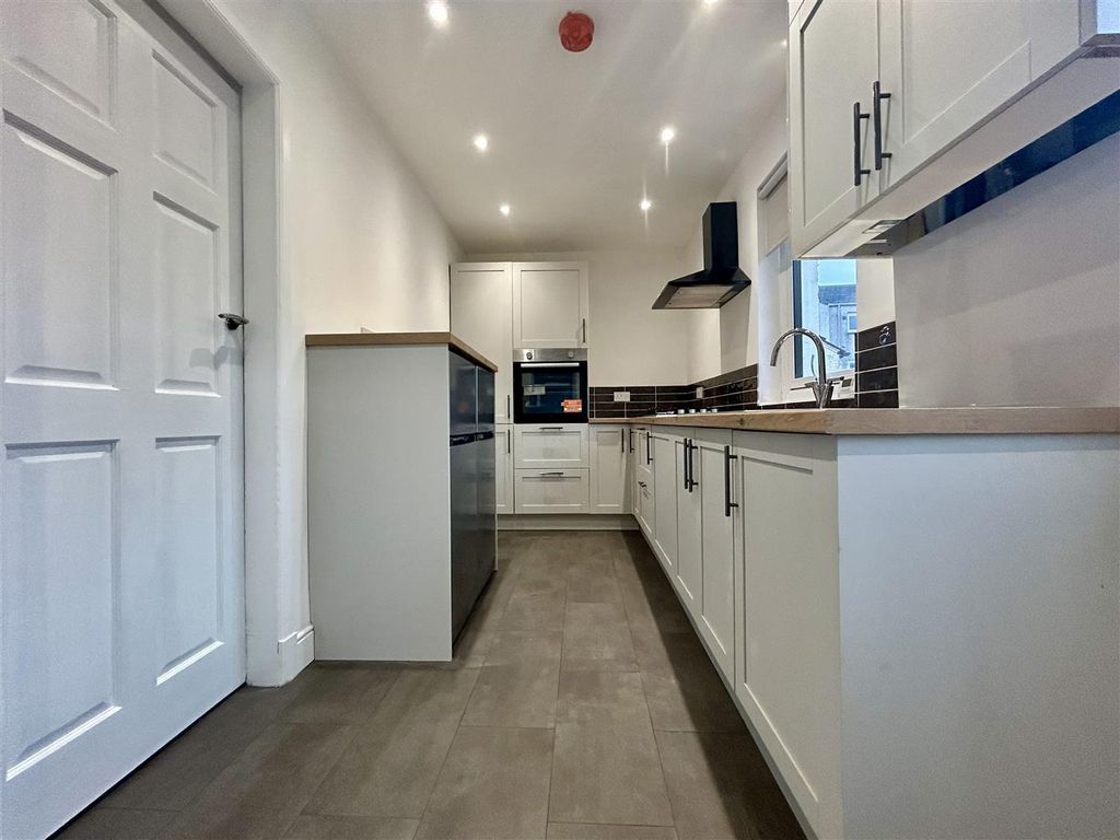 Property photo 3 of 8 Kitchen 1.Jpeg