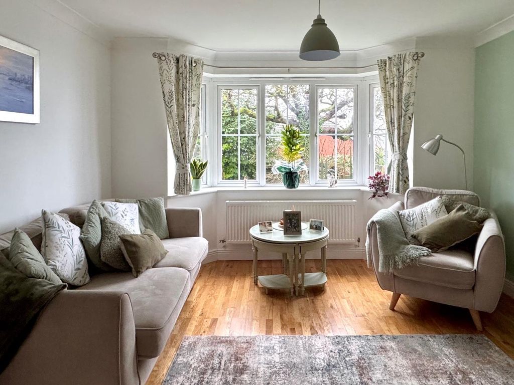 Property photo 3 of 28 Lounge