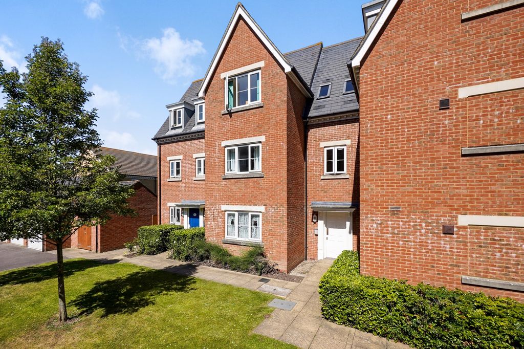 Property photo 1 of 10 Gilbert Way, Canterbury