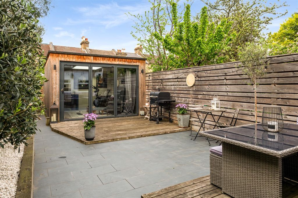 Property photo 3 of 12 Garden