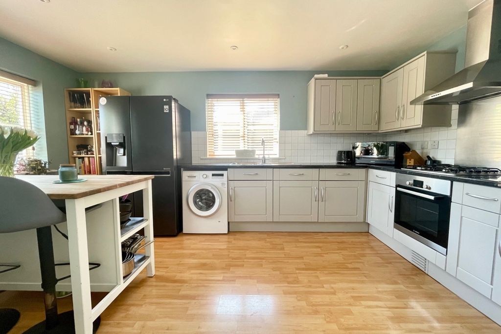 Property photo 1 of 11 Kitchen