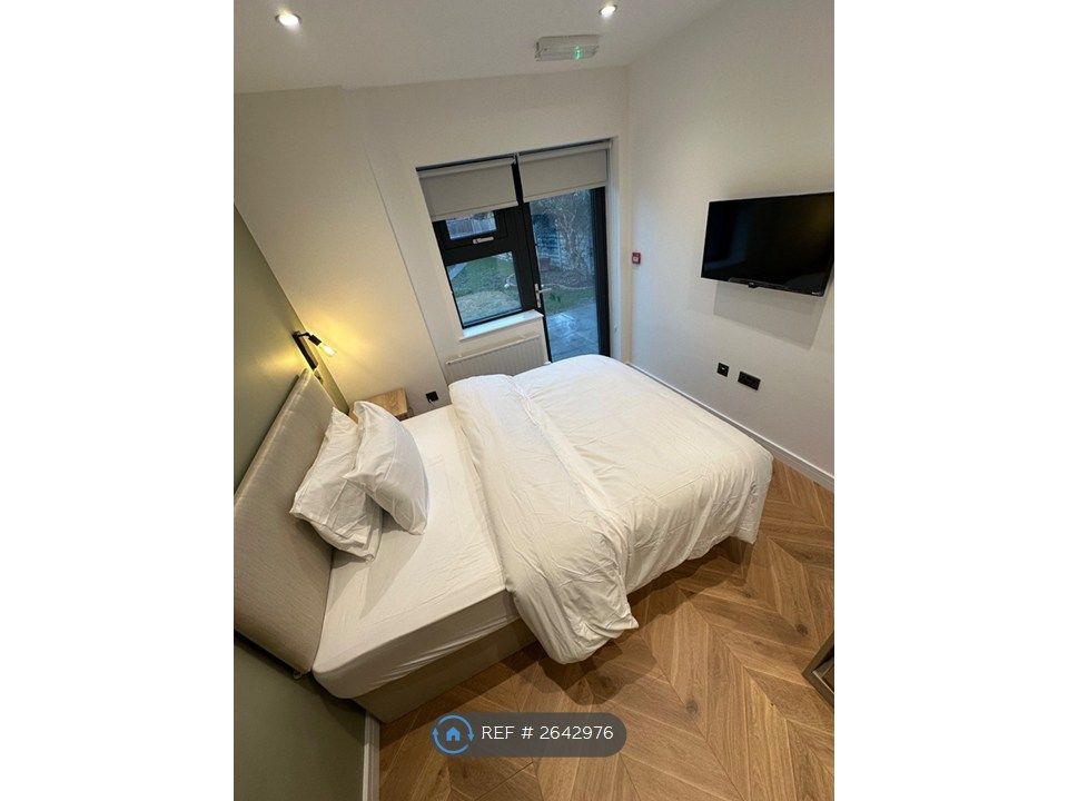 Property photo 3 of 10 Room B