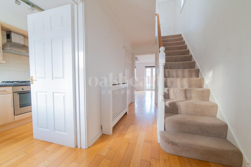 Property photo 3 of 10 Entrance Hall