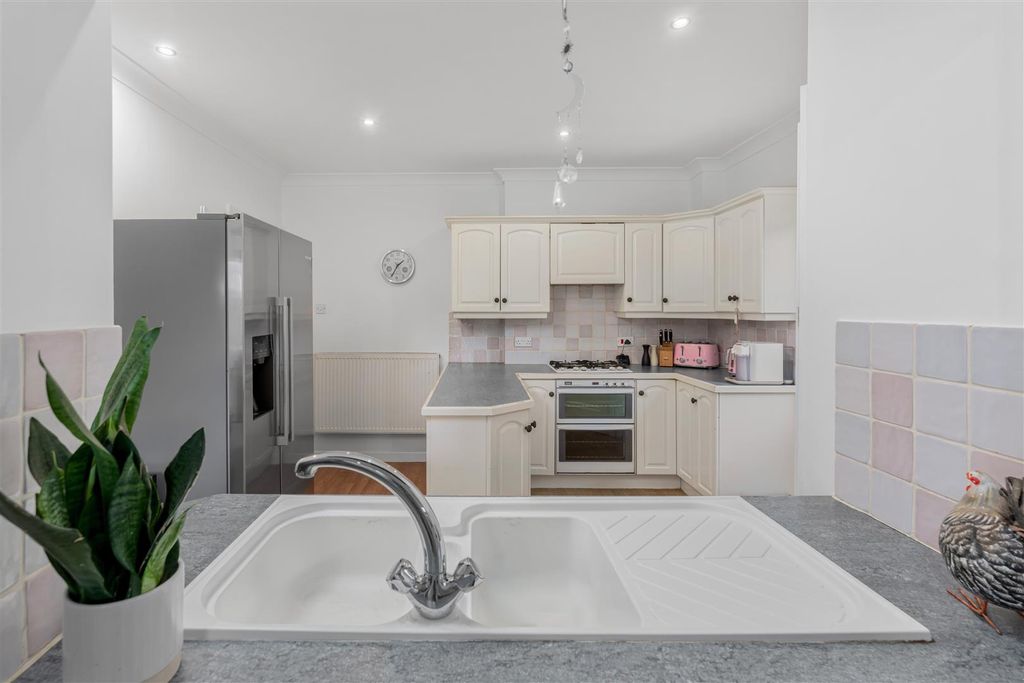 Property photo 3 of 24 19 Broad Gap, Bodicote-12.Jpg