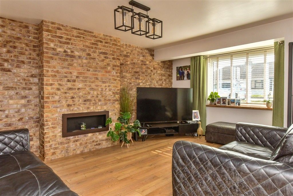Property photo 3 of 15 Lounge