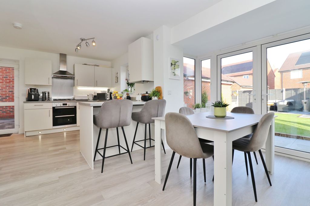 Property photo 2 of 28