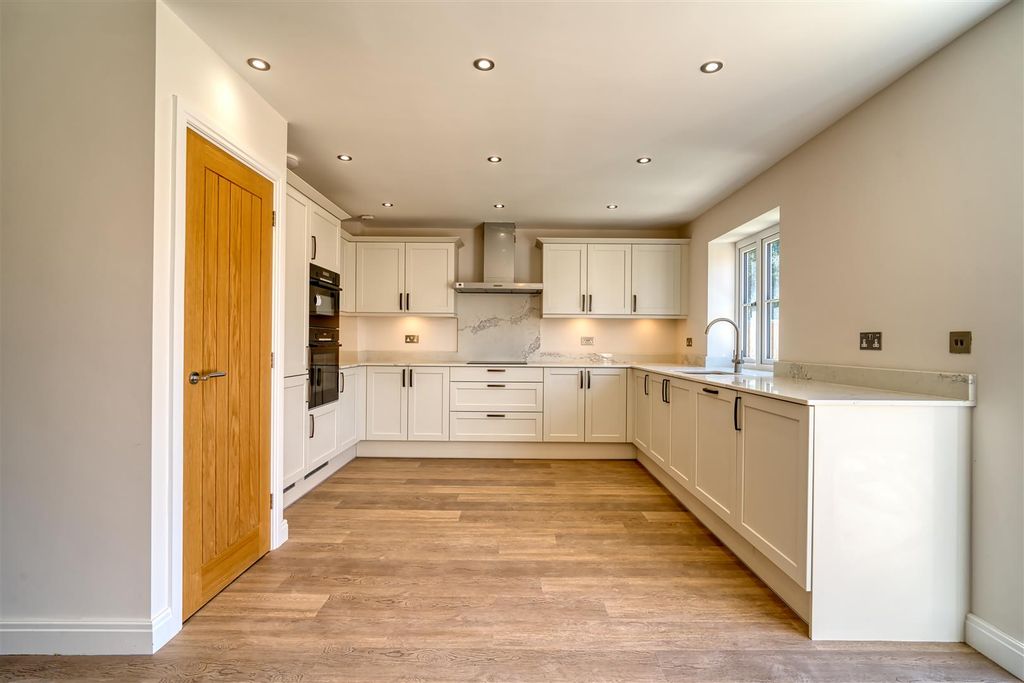 Property photo 2 of 10 Kitchen