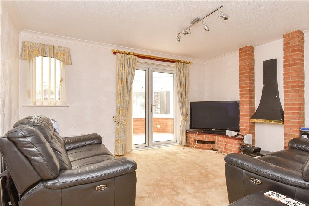 Property photo 3 of 11 Lounge