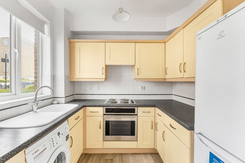 Property photo 3 of 12 Kitchen