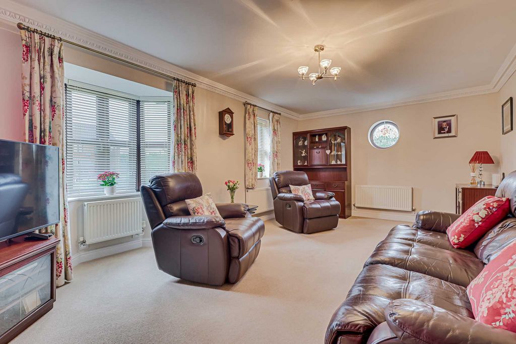 Property photo 2 of 31
