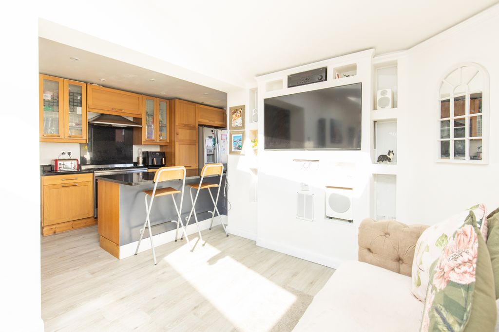 Property photo 3 of 23 Dining Kitchen