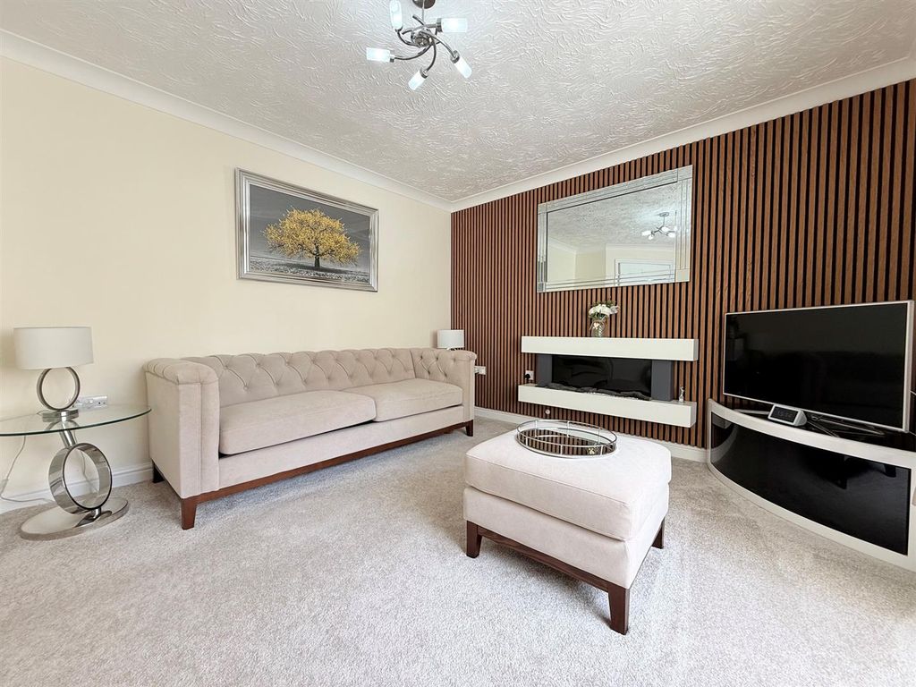 Property photo 3 of 20 Lounge