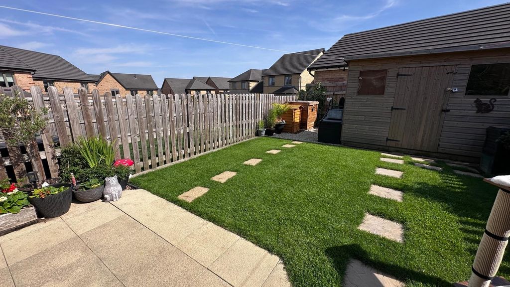 Property photo 3 of 18 Externally