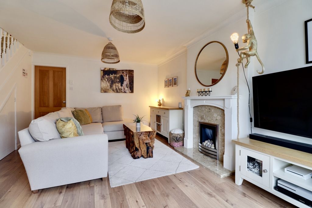 Property photo 2 of 21 Living Room