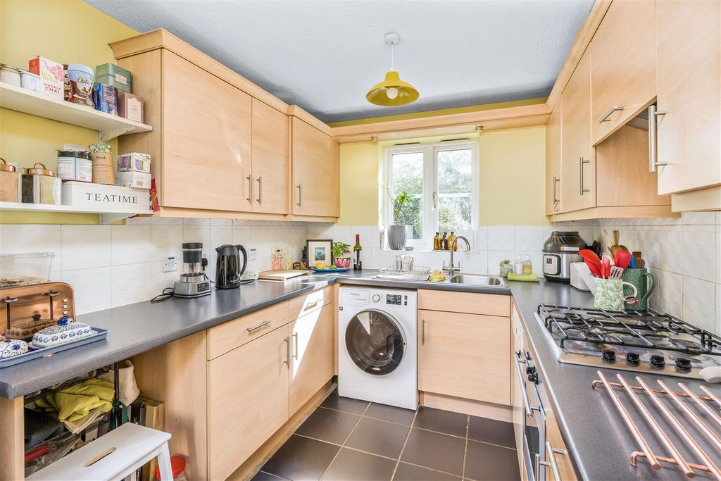 Property photo 3 of 11 27 Lord Grandison Way, Banbury-10.Jpg