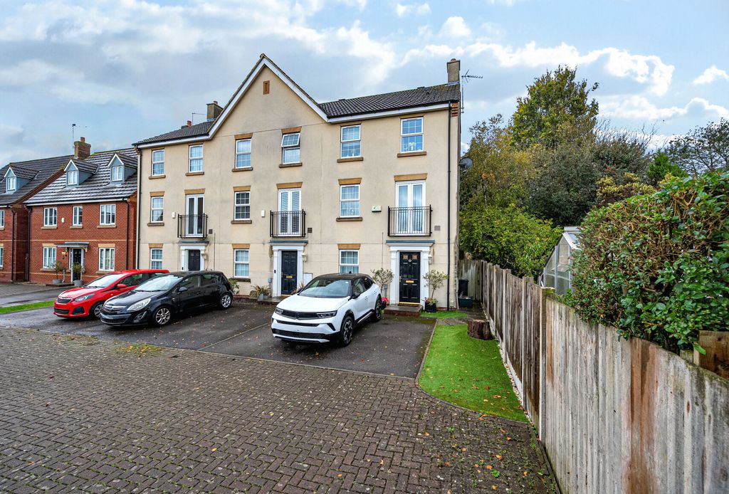 Property photo 1 of 20 Britannia Close