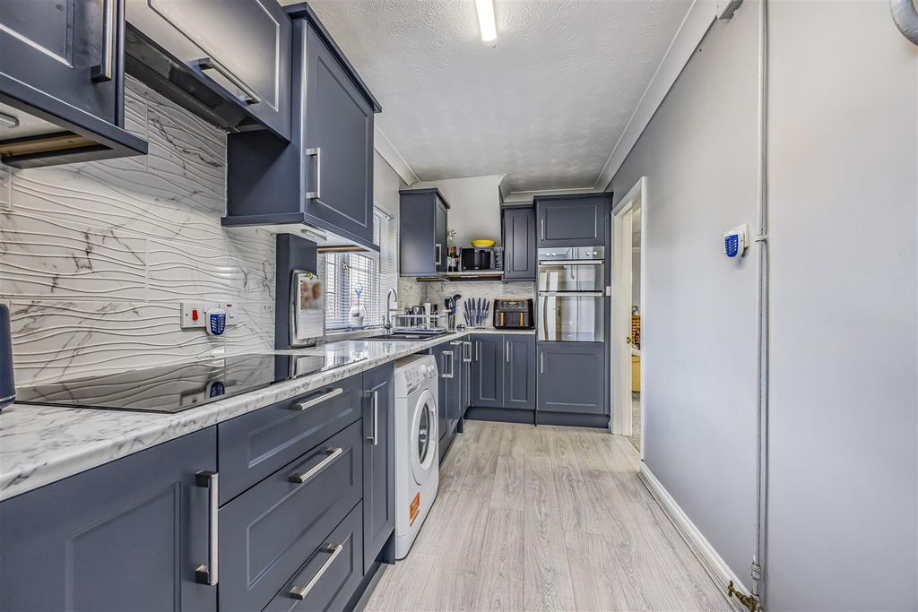 Property photo 3 of 22 6 Haresfoot Close, Funtington-Porticomarketing-Nex